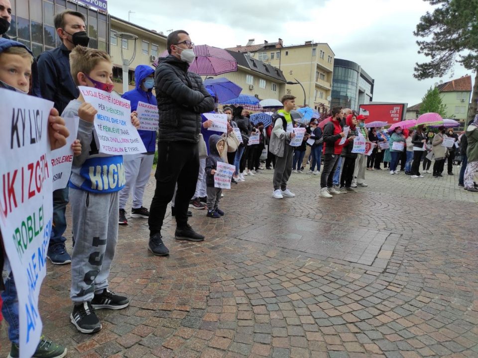 Децата нема да бидат предмет на тестирање, порачаа родителите на протестот во Гостивар