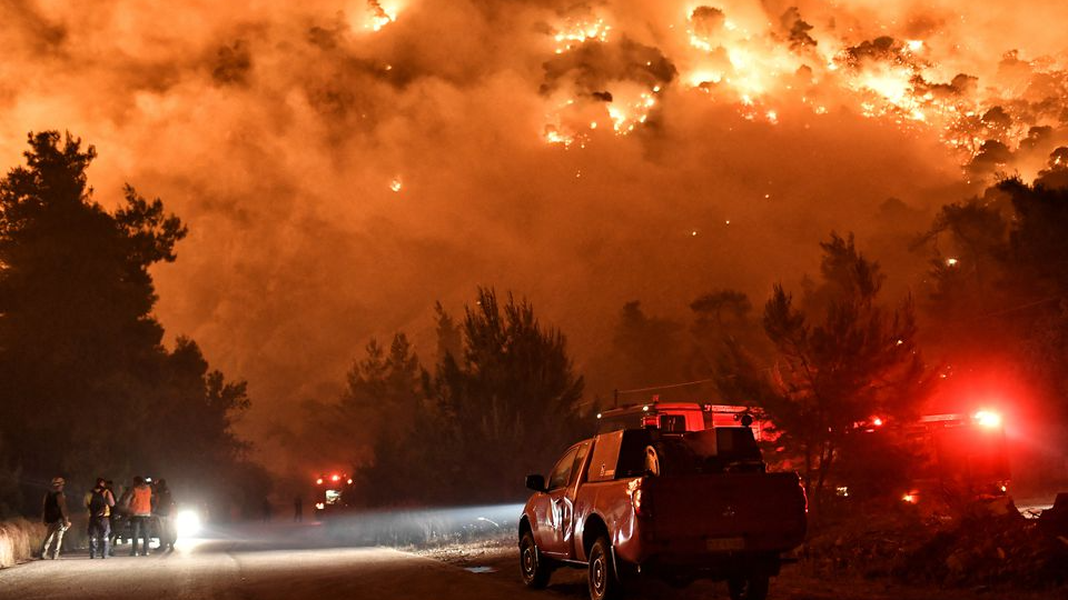 Пожарот во Грција беснее втор ден: Речиси 300 пожарникари се борат со стихијата