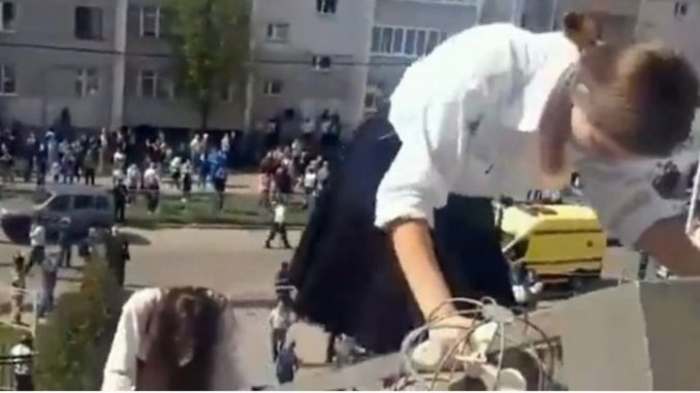 Уплашени бегаат преку прозорци: Објавени видеа од евакуацијата на децата по масакрот во училиштето во Казан