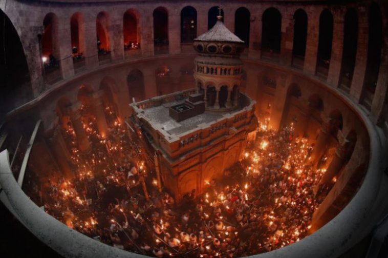 Благодатниот оган и годинава се појави во Светиот гроб во Ерусалим, вечер ќе пристигне и во Скопје