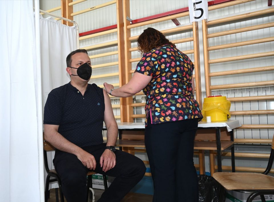 Оливер Спасовски се вакцинираше против ковид-19 во Куманово