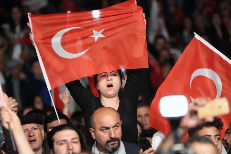 Полицијата се судри со демонстранти во Истанбул, најмалку 100 лица се уапсени