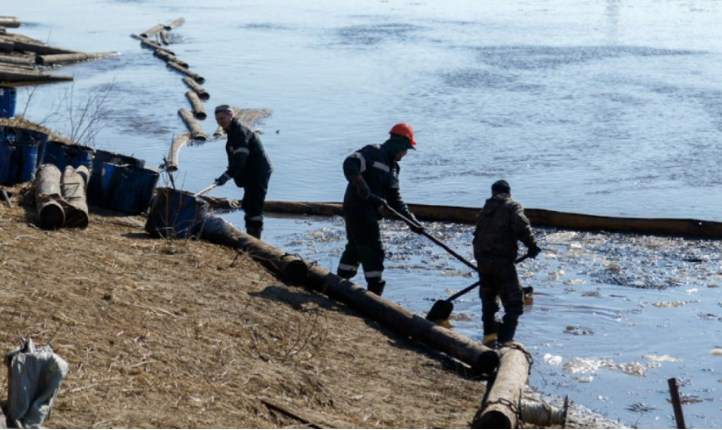 Во Русија се излеаја сто тони нафта