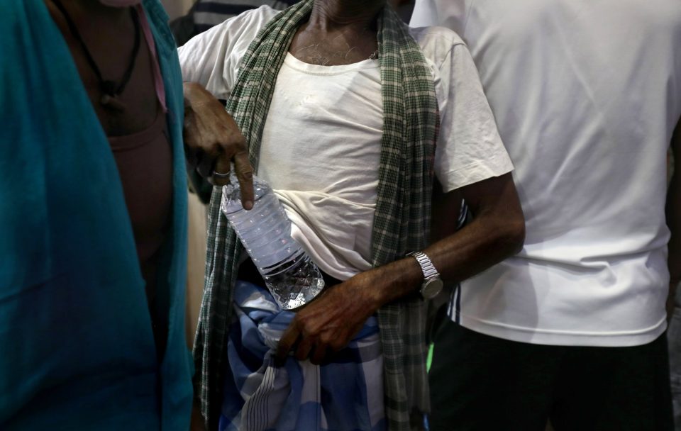 25 починати од отровен пијалок, го купиле на црно зошто државата забрани продажба на алкохол како дел од мерките