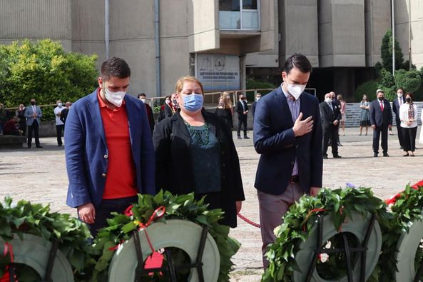 Делегација на ВМРО-ДПМНЕ положи цвеќе пред споменикот на св. Кирил и Методиј