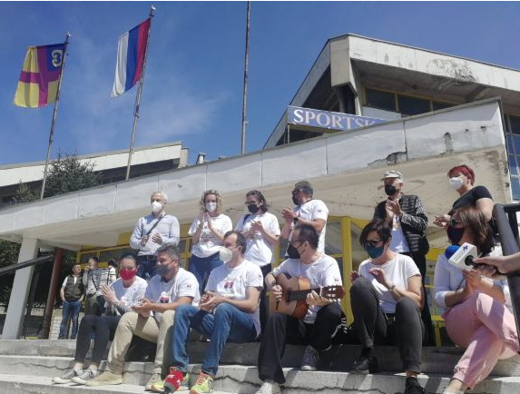 Направија журка: Македонци во маици „Благодарам Србија“ во Врање славеа со песна