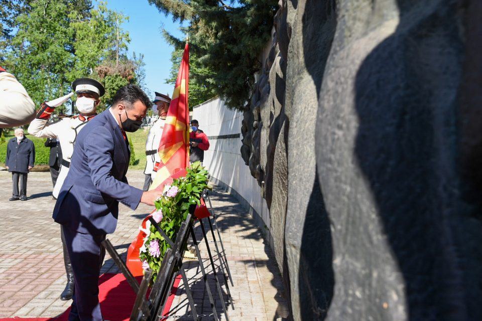 Заев положи цвеќе на партизанските гробишта во Бутел