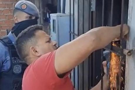 Седум голи и гладни деца беа спасени откако беа пронајдени заклучени во валкан стан