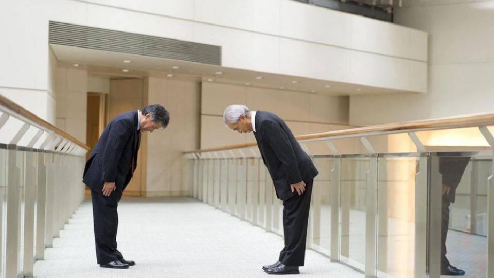 Во Јапонија казнети државни службеници бидејќи дозволиле да бидат почестени