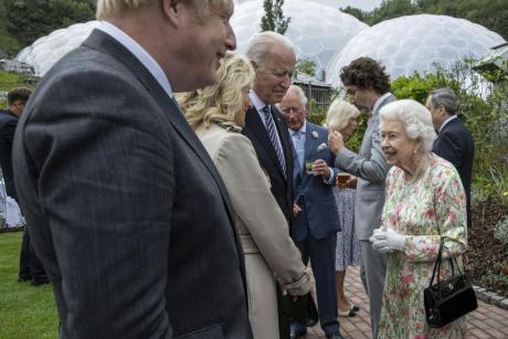 Бајден како и Трамп го прекрши кралскиот протокол на приемот на кралицата Елизабета