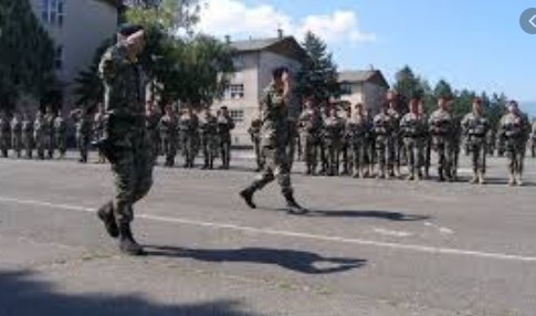 Младиќ беше офицер во касарната „Маршал Тито“, живееше во населбата Аеродром