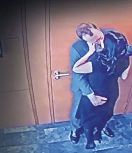 Се бакнуваше со соработничката:  Mинистерот за здравство поднесе оставка