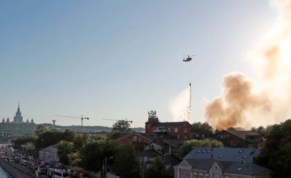 Голем пожар и експлозии во магацин за пиротехника во Москва