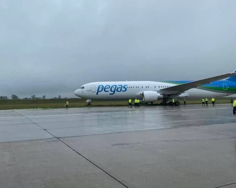 Авион се лизна од пистата во Крим