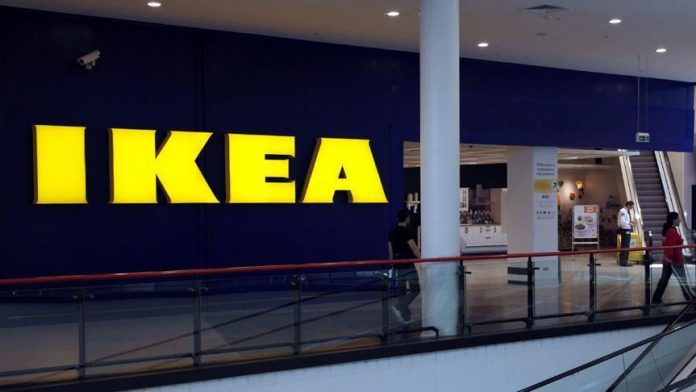 Поради снежно невреме преспале во „Икеа“