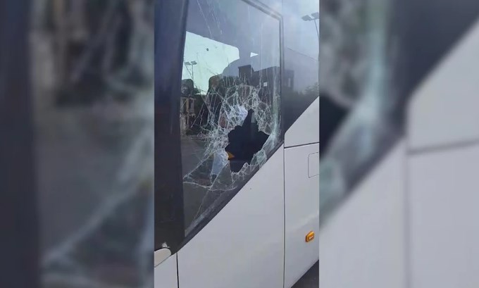 Во МВР било пријавено дека е скршено стакло на автобус со руски туристи, но не и дека е ограбен