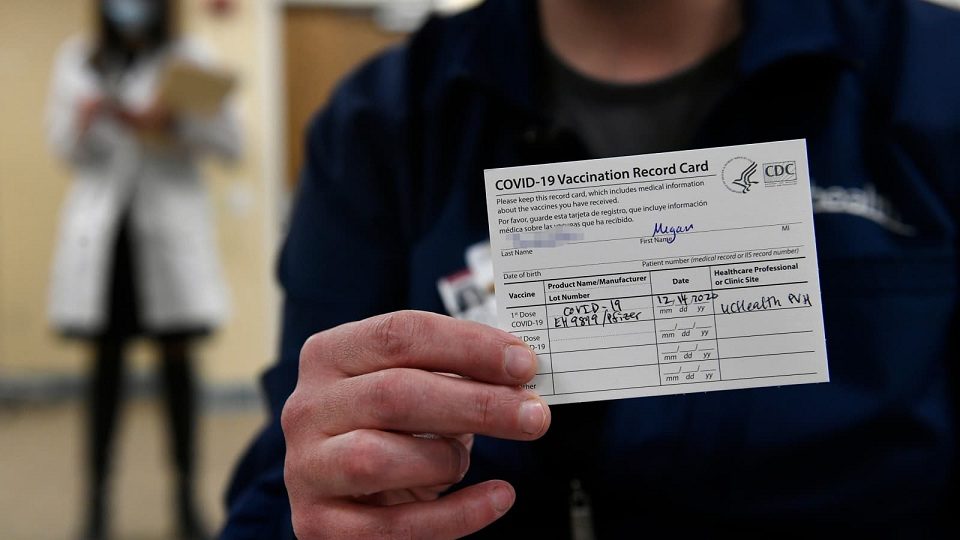 Онлајн продавници во САД продаваат лажни картончиња за извршена вакцинација против Ковид-19