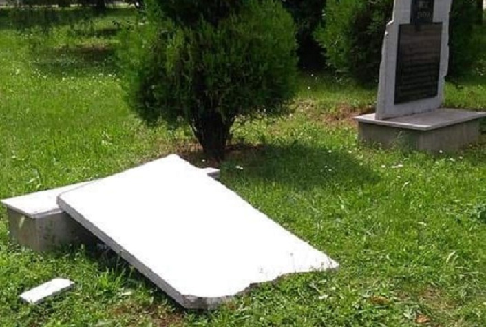 Македонец го срушил споменикот на Хан Аспарух во Бугарија
