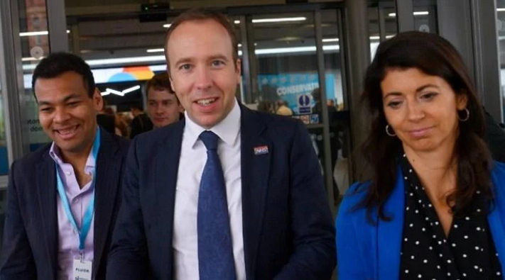 Секс скандал ја тресе Британија: Министерот за здравство уловен во страствен бакнеж со колешка