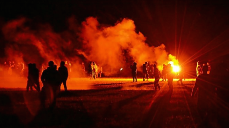 Неколкумина повредени на рејв забава во Франција по жестоки судири со полицијата, момче остана без рака