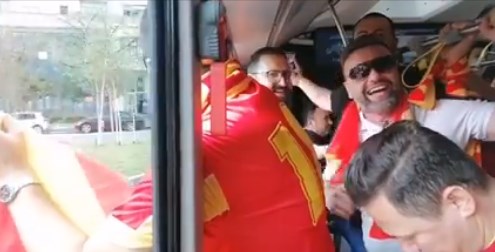 Весело е во автобусот кон Националната арена, македонските навивачи загреваат грла за трибините