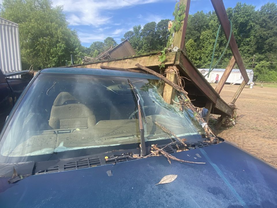 Загинаа девет деца во верижен судир среде огромна бура во САД