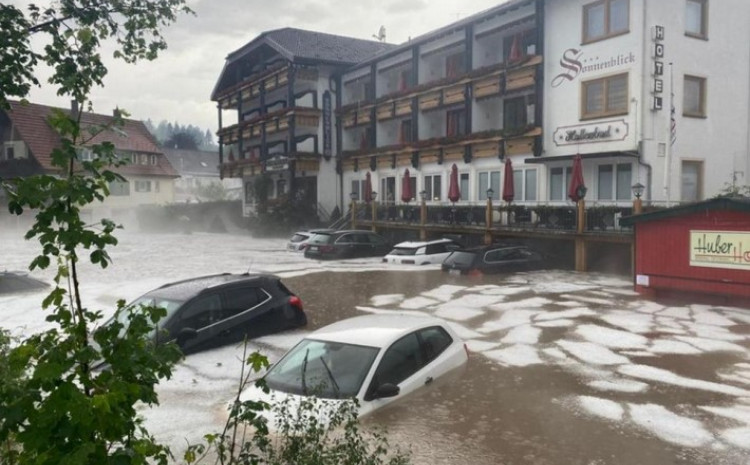 Повеќе лица повредени во силното невреме што ја зафати Европа