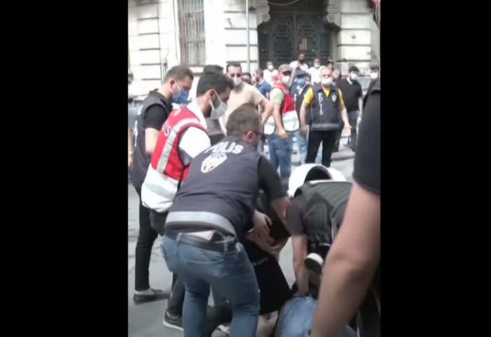 Со солзавец растурена Парадата на гордоста во Истанбул