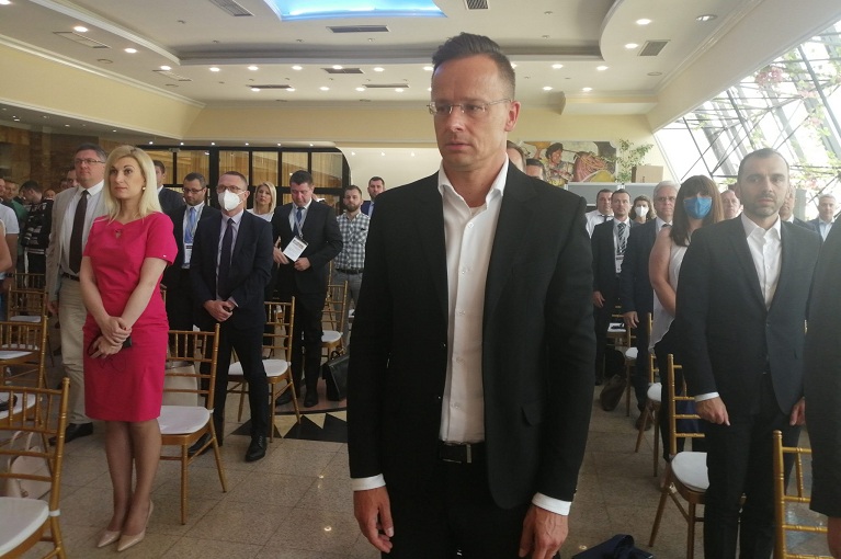 Сијарто: Оградата е единствен начин да се спречи илегалната миграција