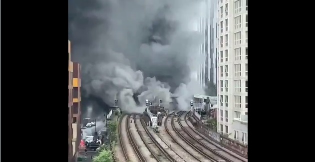 Црн облак од чад над метро станицата во Лондон