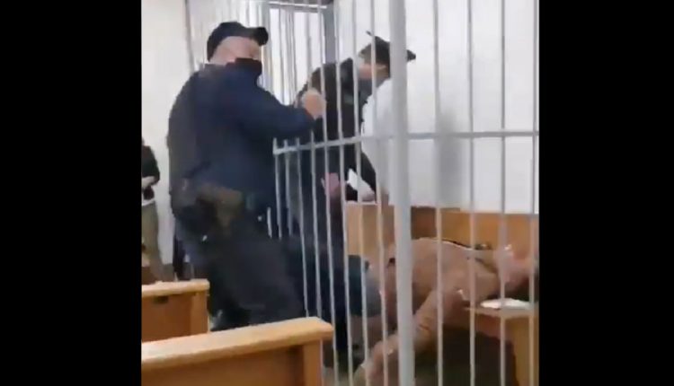 Белоруски опозиционер се обиде да се самоубие во судница!