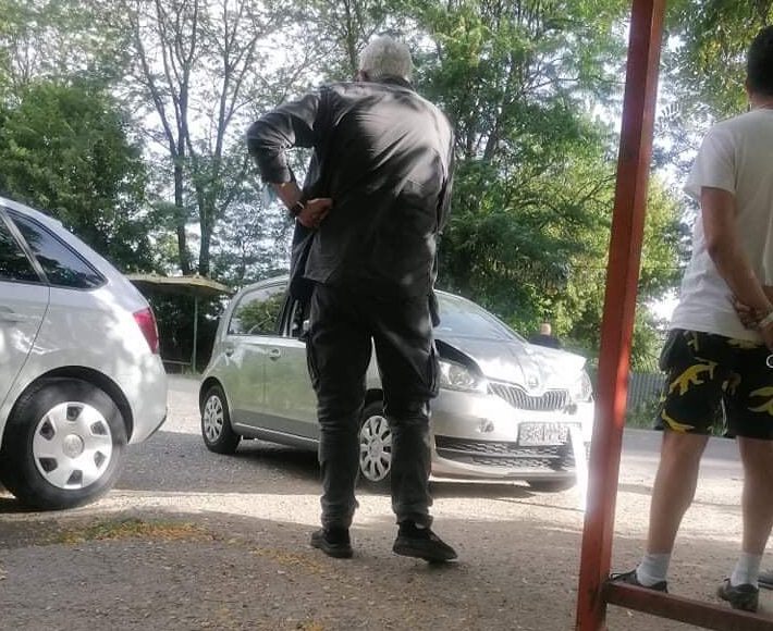 Автомобил попладнево се заби во автобуска постројка