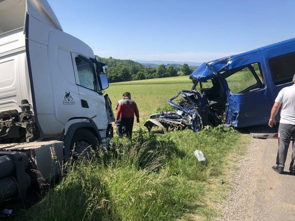 Берачи на јагоди и возач загинаа во тешка сообраќајна несреќа утрово во Србија