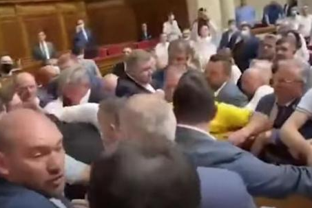 Масовна тепачка во украинскиот Парламент