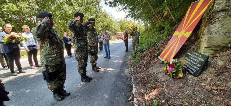 Поставена плоча кај Гајре во чест на загинатите петмина армиски бранители во 2001 година