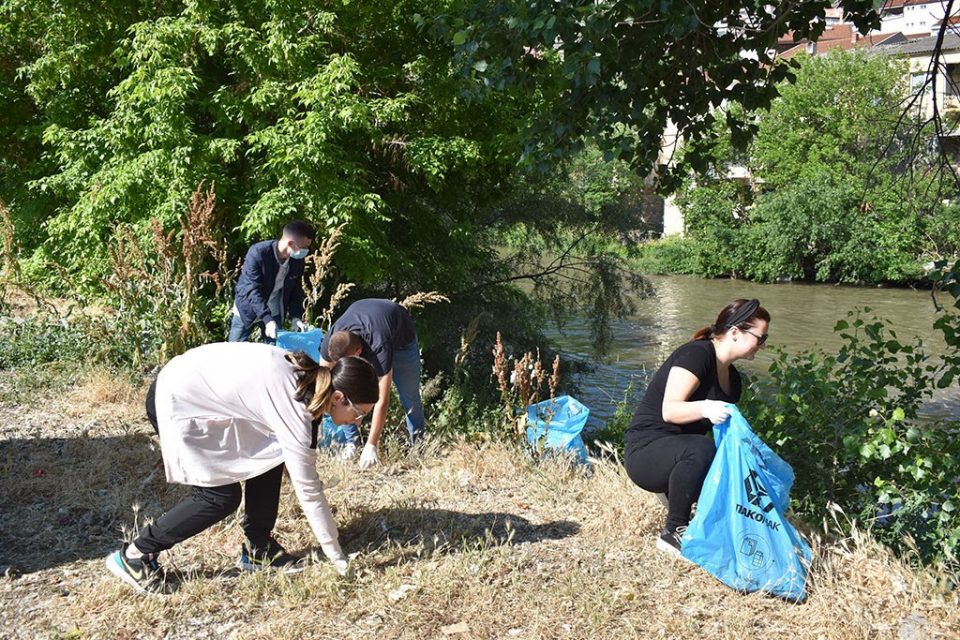 Покрај Вардар во Велес собрани пет кубни метри отпад