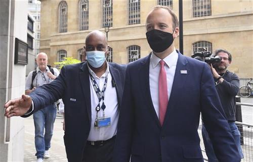 Хенкок: Рано да се каже дали мерките во Британија ќе бидат укинати бидејќи индискиот сој е за 40% позаразен од британскиот