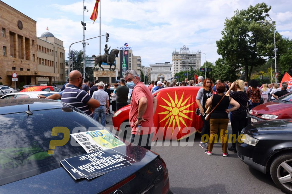 ВО ЖИВО: Протест „Доста е, излези за Македонија“ во Скопје и низ Македонија