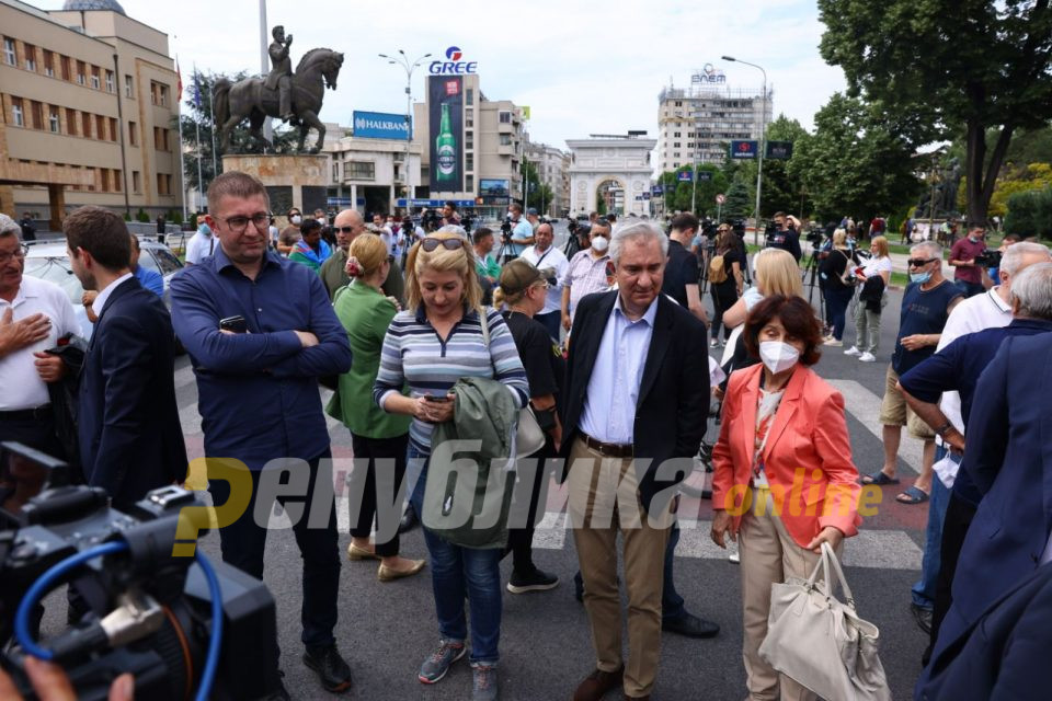 Ако не блокираме сѐ што е погрешно, Заев сѐ ќе си прифати