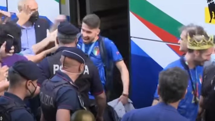 Наместо дома, фудбалот се врати во Рома