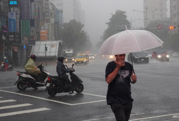 Тајфунот е со брзина од 137 километри на час: Во Кина затворени училишта, аеродроми