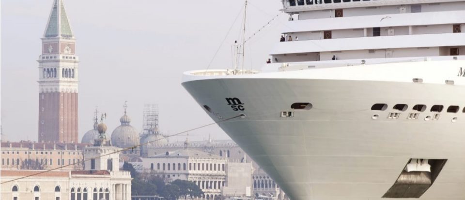 Италија им забрани на крузерите да пловат низ Венеција
