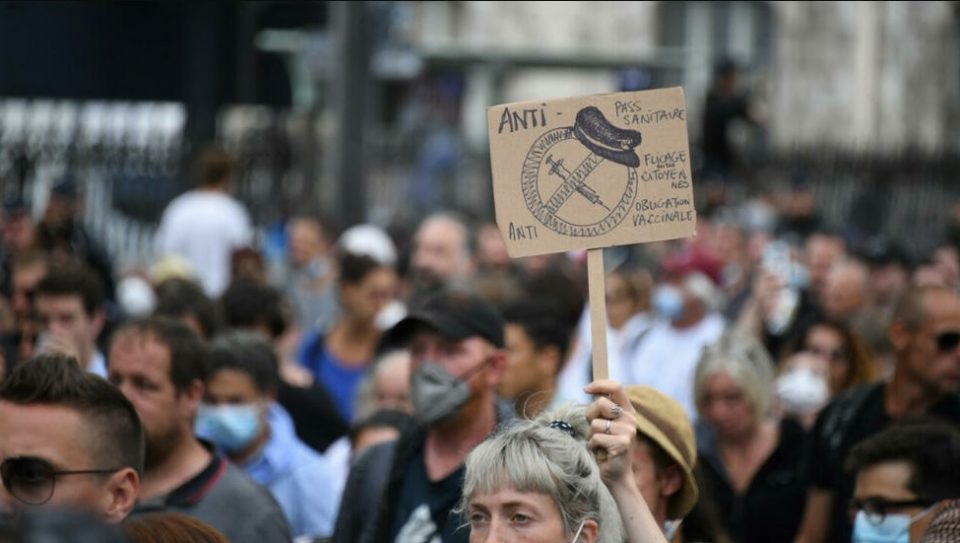 Полицијата во Париз со солзавец ги растера демонстрантите кои протестираа против ковид-мерките