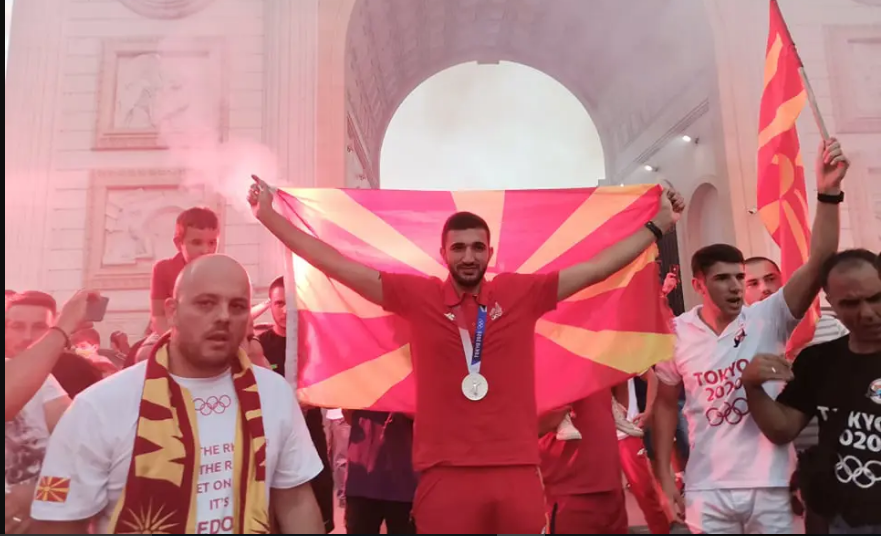 Дејан Георгиевски пречекан на плоштадот „Македонија“