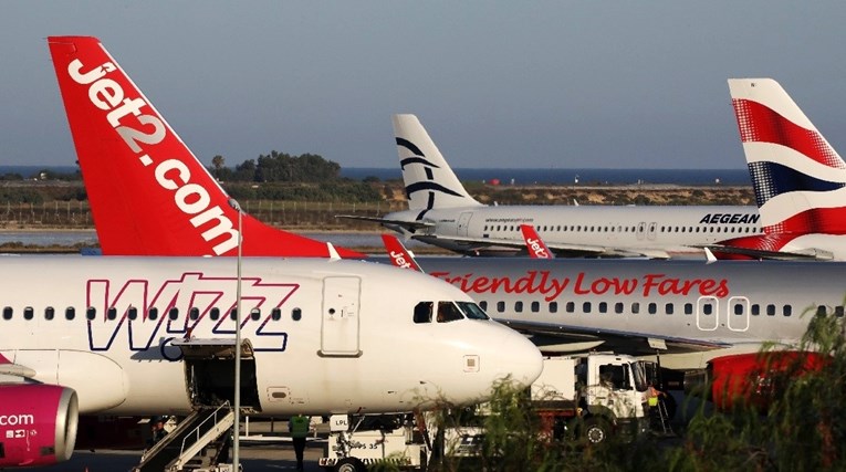 Масовна распродажба на летовите од Британија откако Борис Џонсон најави укинување на мерките