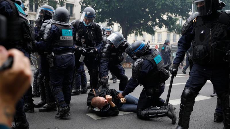 Околу 200 000 Французи денеска на протест против корона мерките