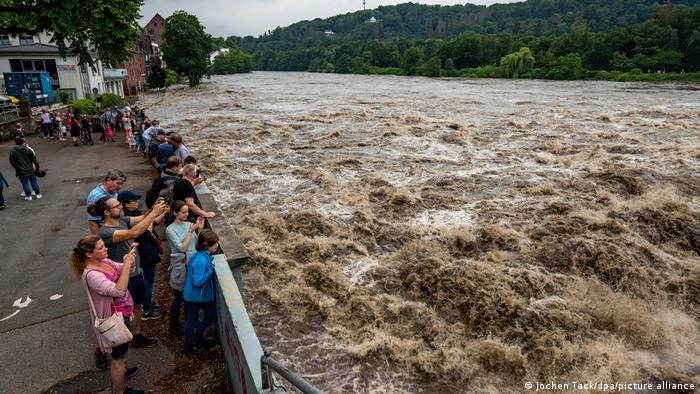 Пукна брана на реката Рур во Германија: Прогласен е воен аларм за катастрофа