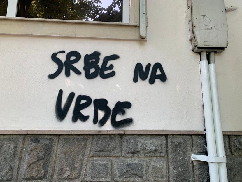 „Срби на врби“: Навредлив графит осамна на српскиот конзулат во Бугарија