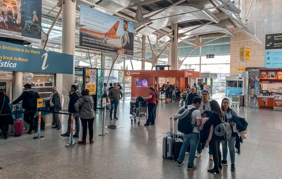 Блокиран аеродромот во Лисабон