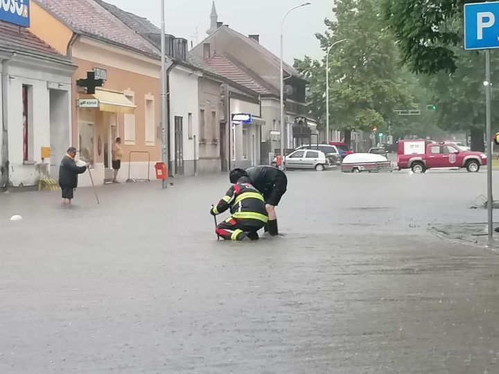 Невреме ја погоди Нова Градишка – во визбите над 2 метри вода